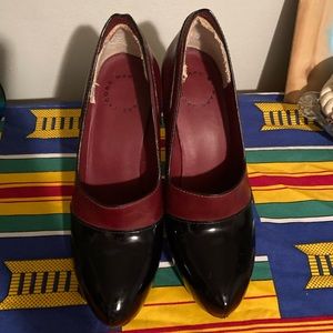 Marc by Marc Jacobs maroon & black pumps